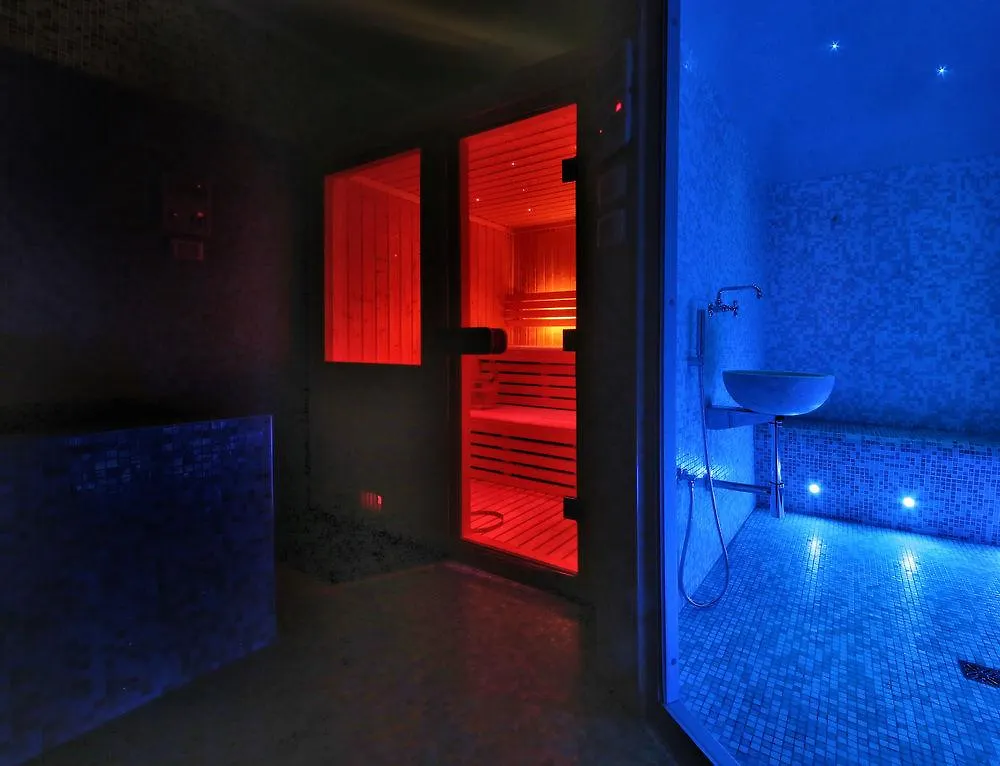 Happy Hotel Atelier Gardone Riviera Centro & Beach 3*,