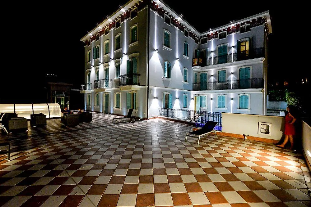Happy Hotel Atelier Gardone Riviera Centro & Beach Italy