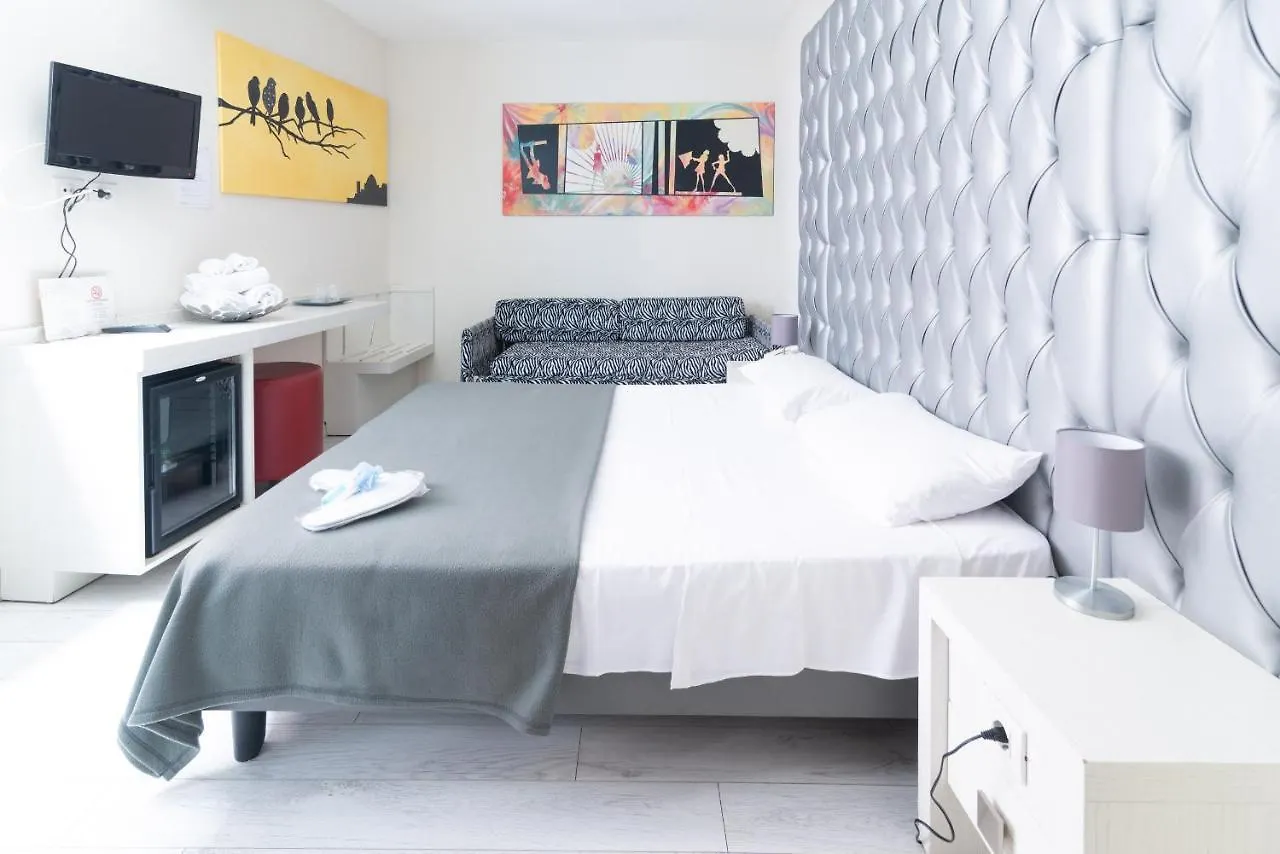 Happy Hotel Atelier Gardone Riviera Centro & Beach Italy