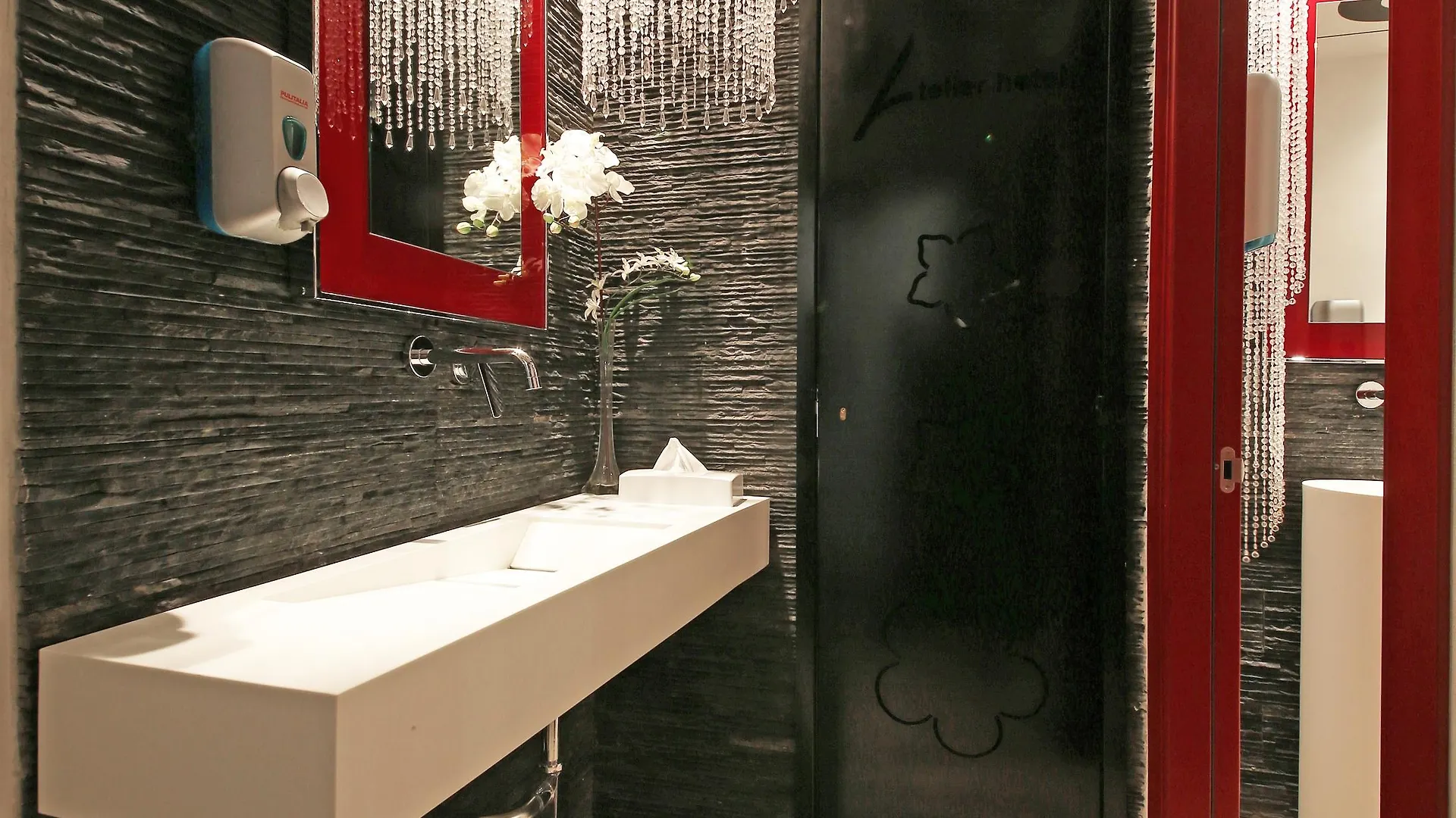 Happy Hotel Atelier Gardone Riviera Centro & Beach 3*,