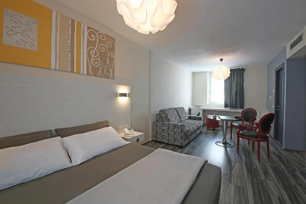 Happy Hotel Atelier Gardone Riviera Centro & Beach 3*,  Italy