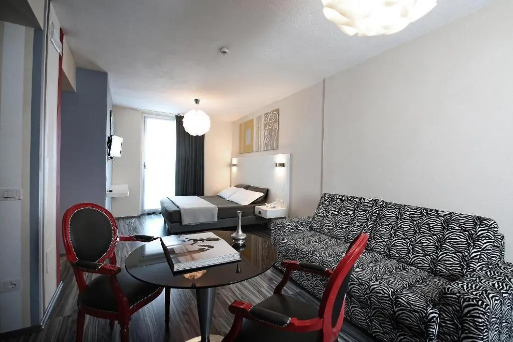 ***  Happy Hotel Atelier Gardone Riviera Centro & Beach Italy