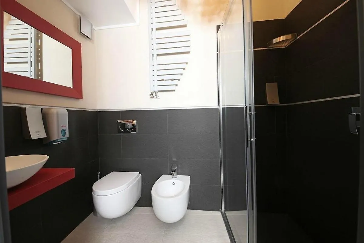 Happy Hotel Atelier Gardone Riviera Centro & Beach 3*,