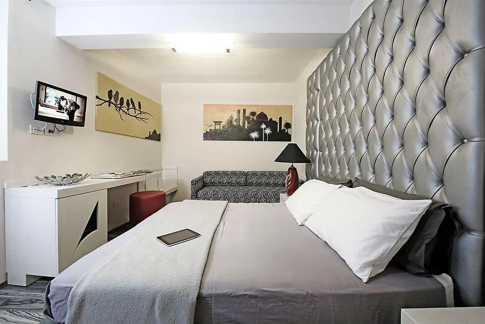 Happy Hotel Atelier Gardone Riviera Centro & Beach 3*,