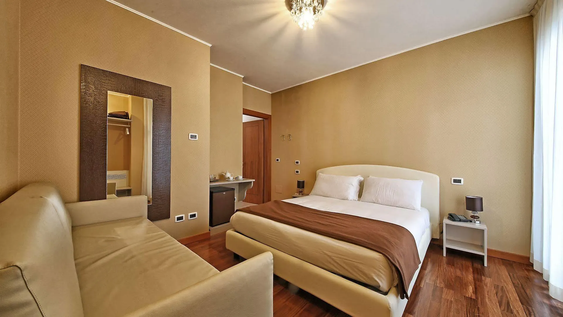 Happy Hotel Atelier Gardone Riviera Centro & Beach 3*,