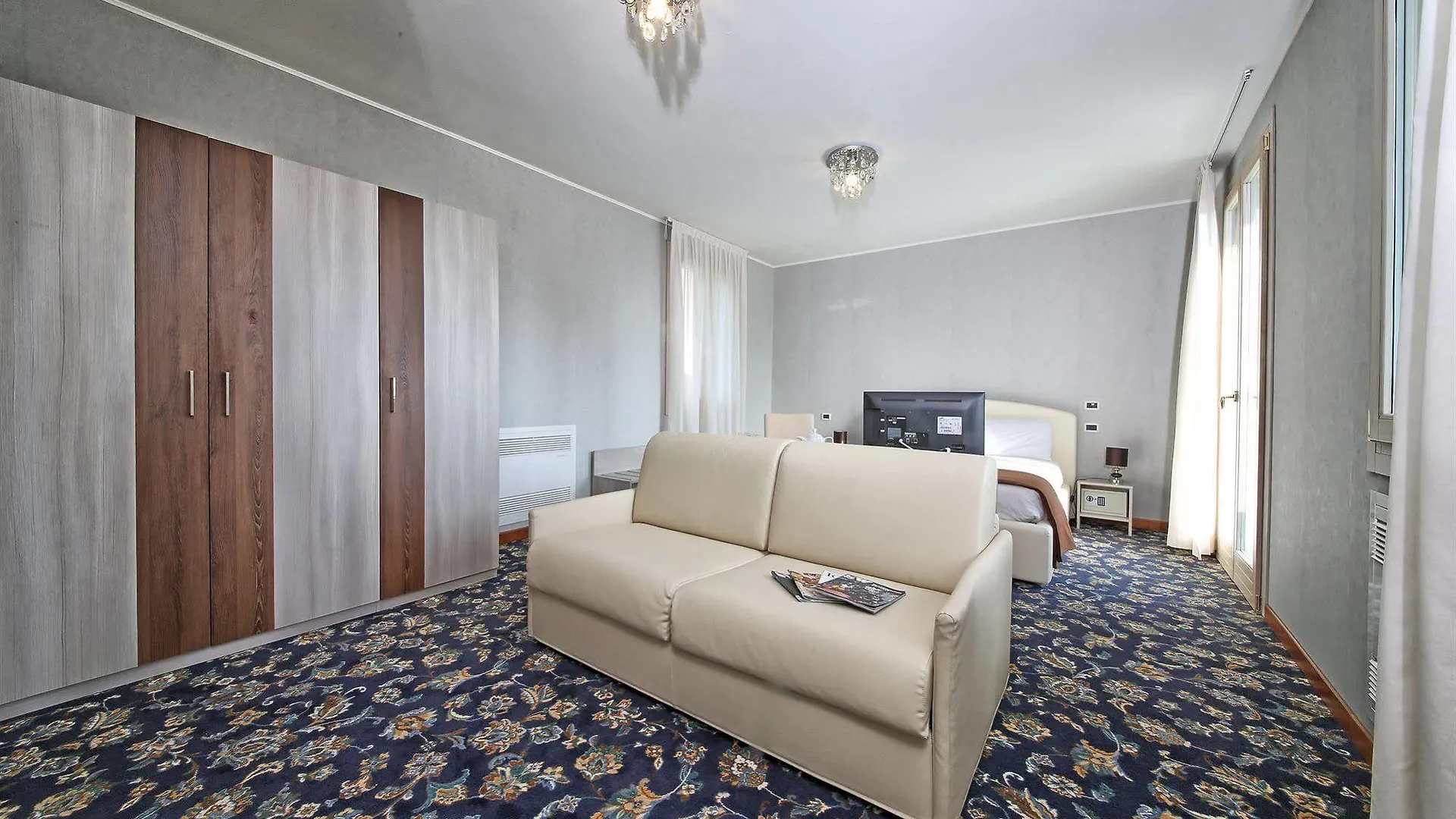 Happy Hotel Atelier Gardone Riviera Centro & Beach 3*,