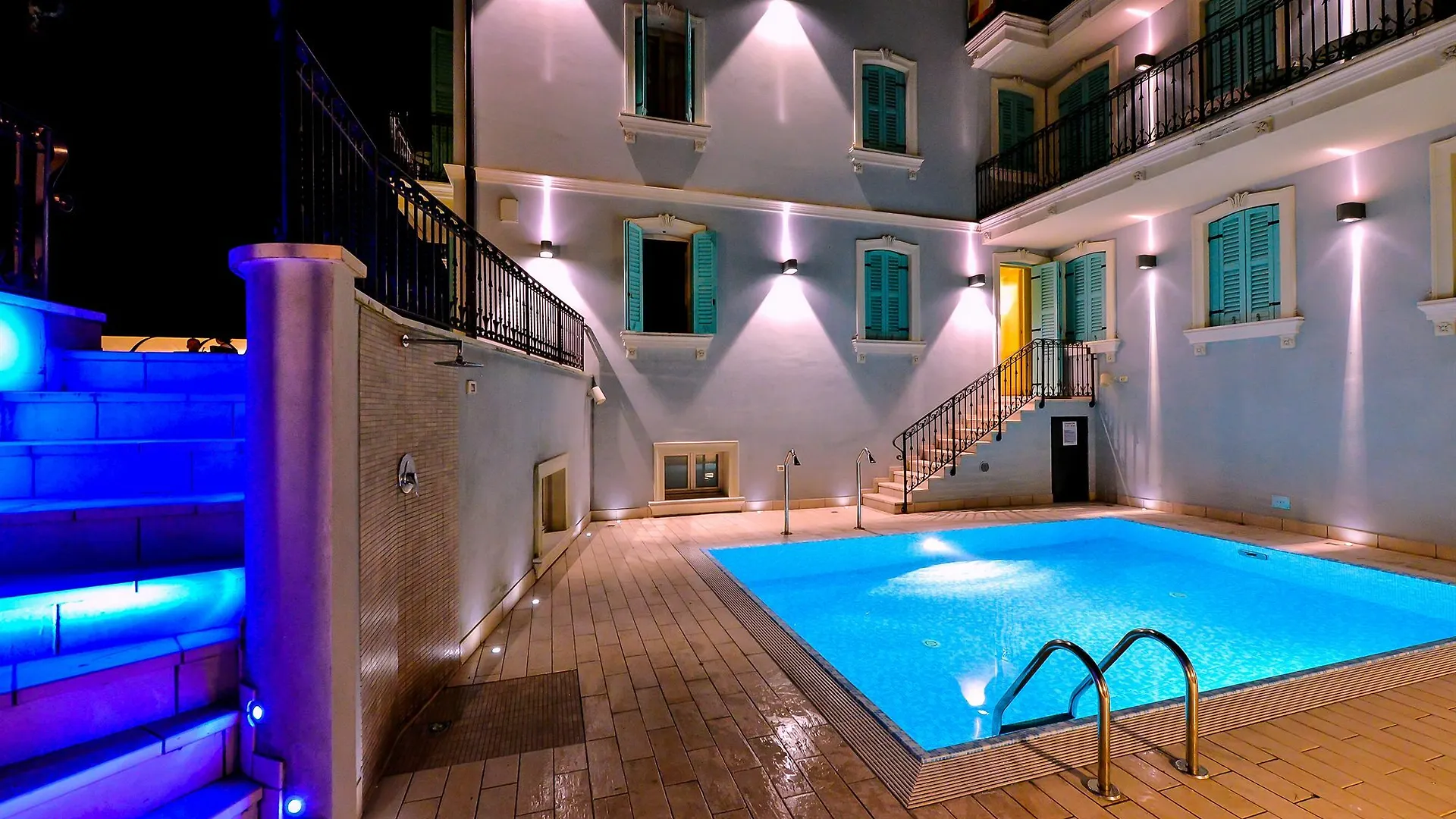 Happy Hotel Atelier Gardone Riviera Centro & Beach Italy