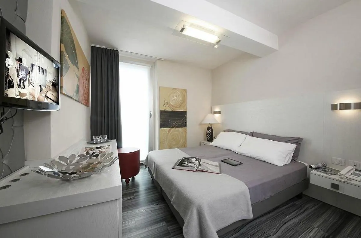 Happy Hotel Atelier Gardone Riviera Centro & Beach